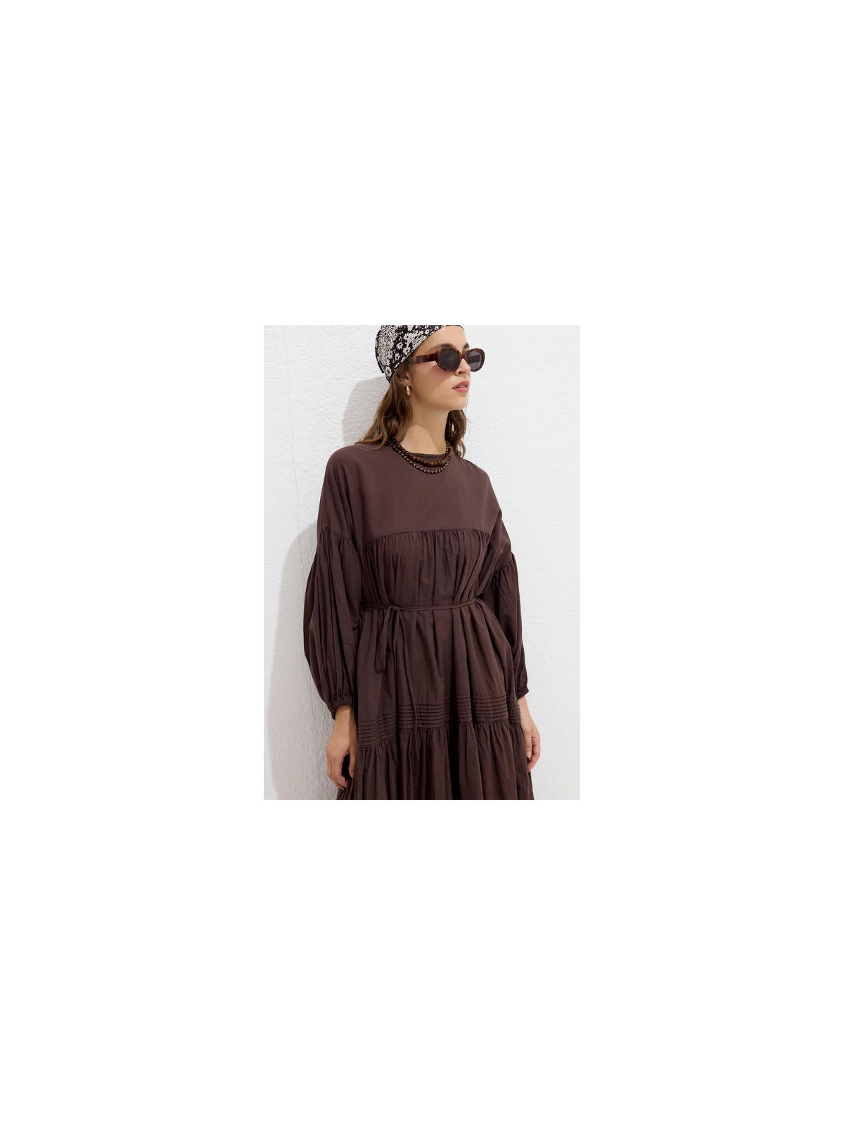 Geplooide oversized voile jurk bruin