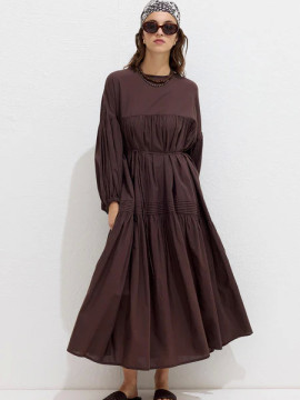 Geplooide oversized voile jurk bruin