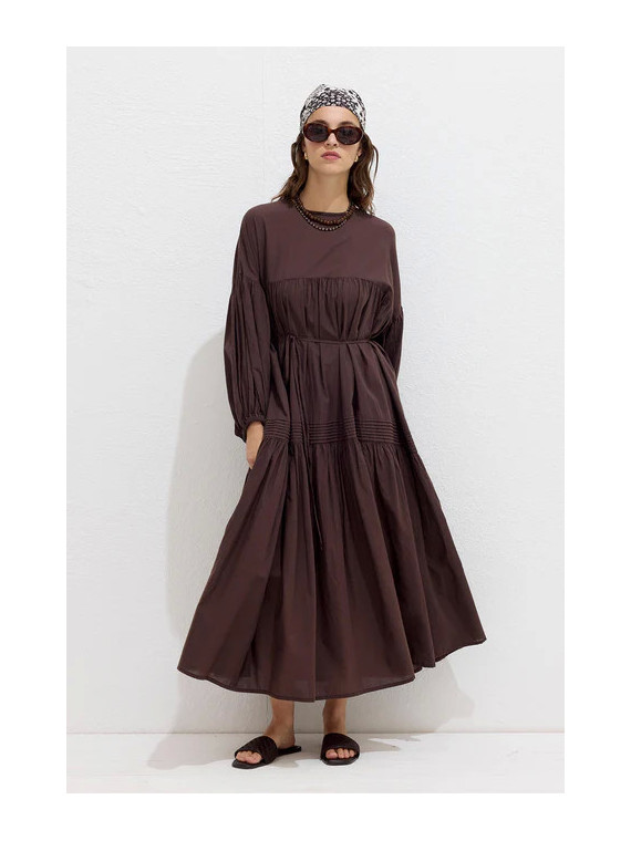 Geplooide oversized voile jurk bruin