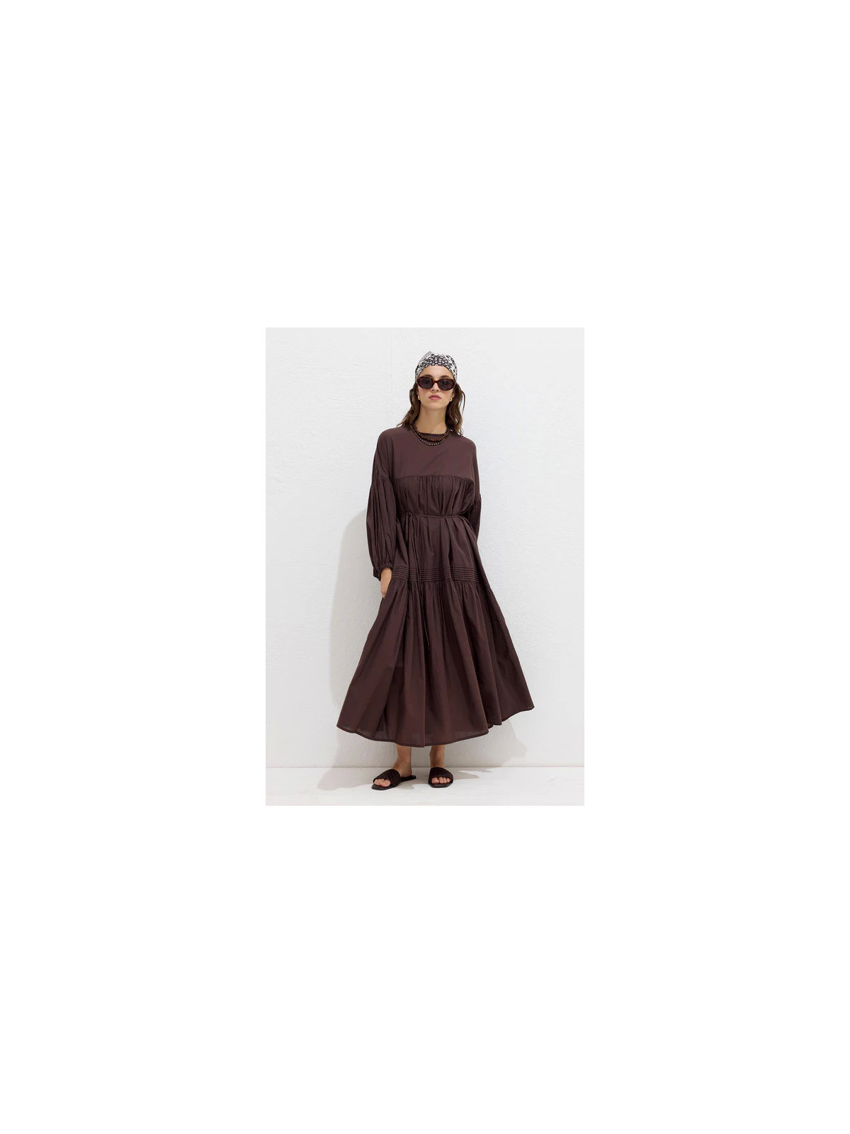 Geplooide oversized voile jurk bruin