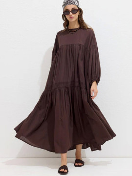 Geplooide oversized voile jurk bruin