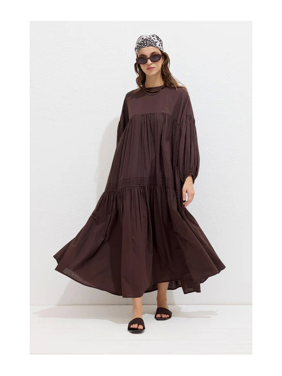 Geplooide oversized voile jurk bruin