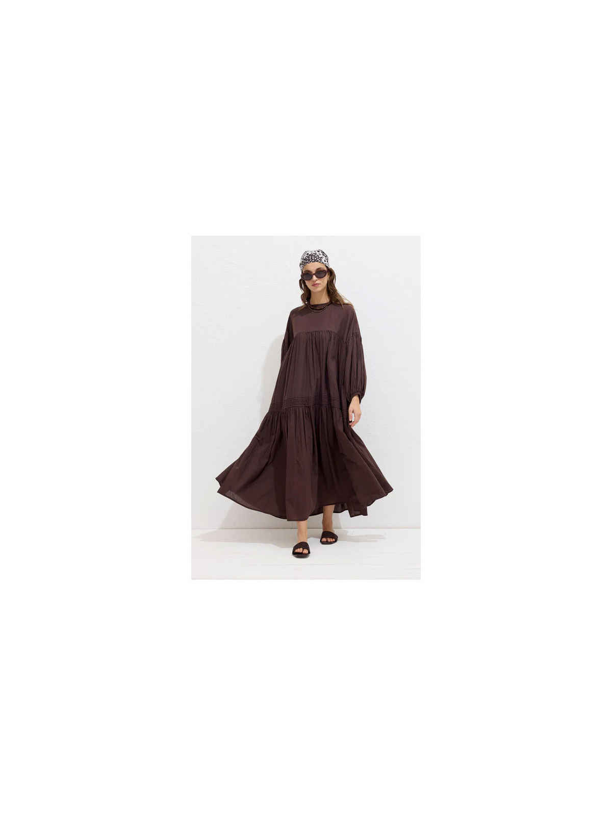 Geplooide oversized voile jurk bruin